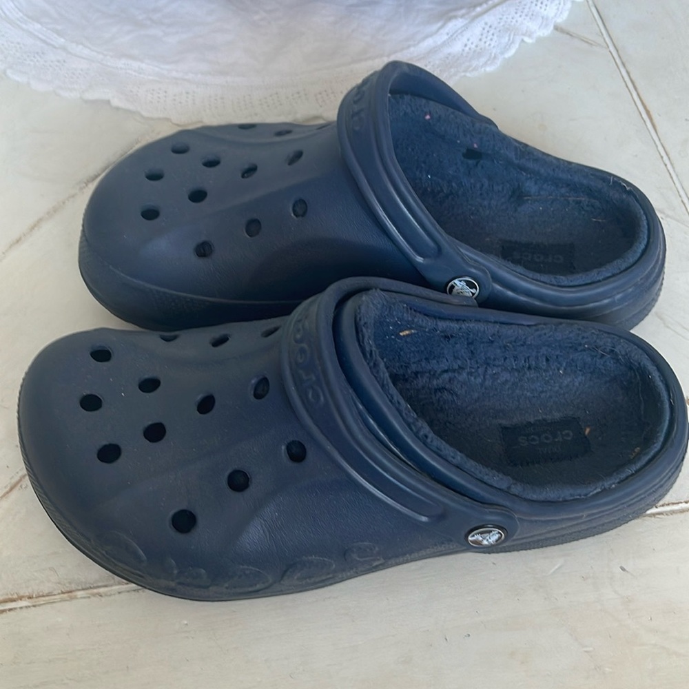 Crocs navy fleece lined clogs women’s size 9